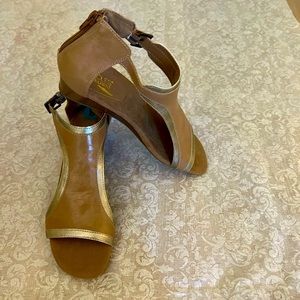 ✅🆕 Aerosoles  heel  test tan with gold trim sandel/ shoes